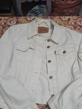 Levi's Ladies White Denim Jacket. Medium